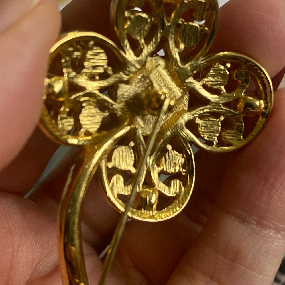 Trifari Gold and Pink Floral Brooch - Picture 5 of 6
